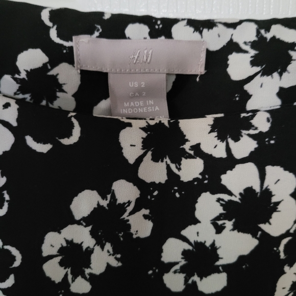 Size 2 - xs -  H&M Floral dress w/  tie belt black white - Picture 4 of 17